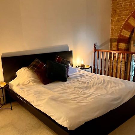 Magical Church Conversion In Watford Watford  Ngoại thất bức ảnh