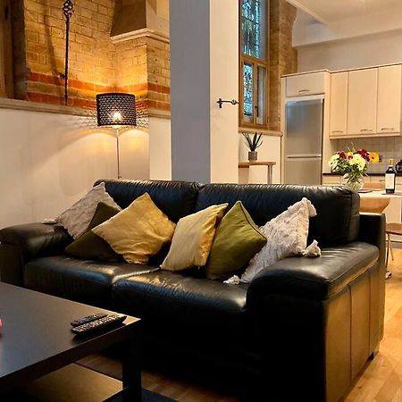 Magical Church Conversion In Watford Watford  Ngoại thất bức ảnh
