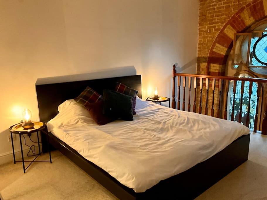 Magical Church Conversion In Watford Watford  Ngoại thất bức ảnh