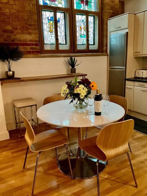 Magical Church Conversion In Watford Watford  Ngoại thất bức ảnh