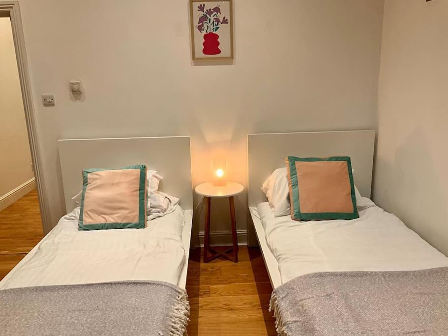 Magical Church Conversion In Watford Watford  Ngoại thất bức ảnh