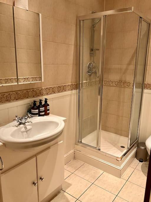 Magical Church Conversion In Watford Watford  Ngoại thất bức ảnh