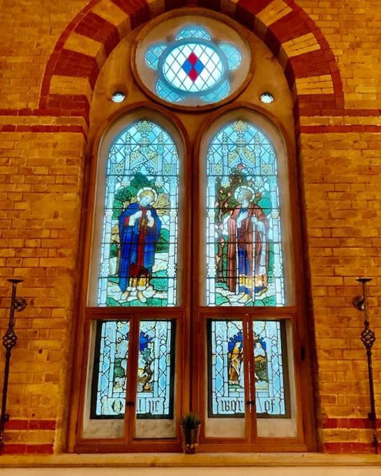 Magical Church Conversion In Watford Watford  Ngoại thất bức ảnh