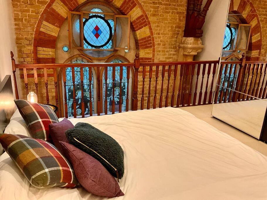 Magical Church Conversion In Watford Watford  Ngoại thất bức ảnh
