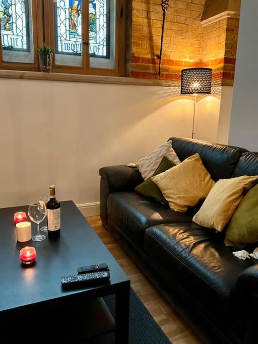 Magical Church Conversion In Watford Watford  Ngoại thất bức ảnh