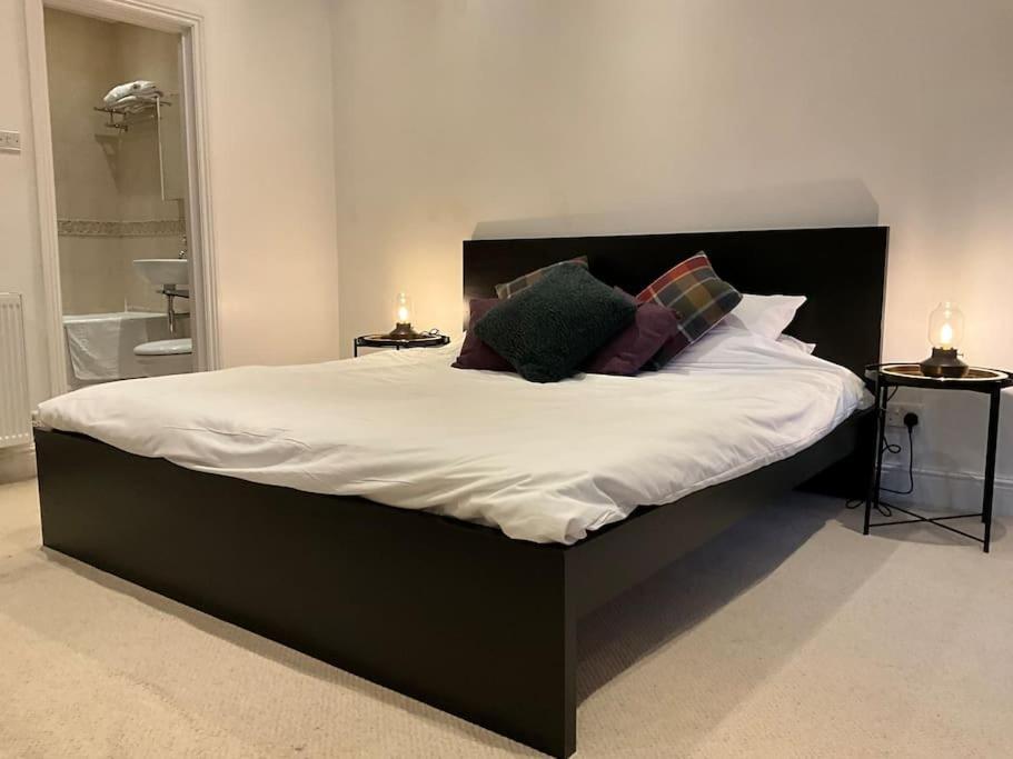 Magical Church Conversion In Watford Watford  Ngoại thất bức ảnh
