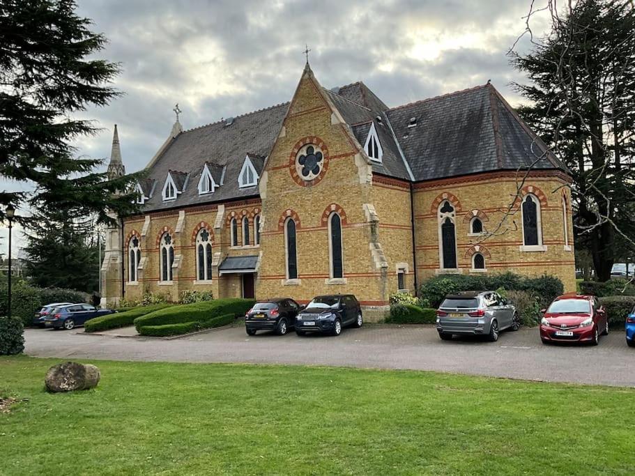 Magical Church Conversion In Watford Watford  Ngoại thất bức ảnh