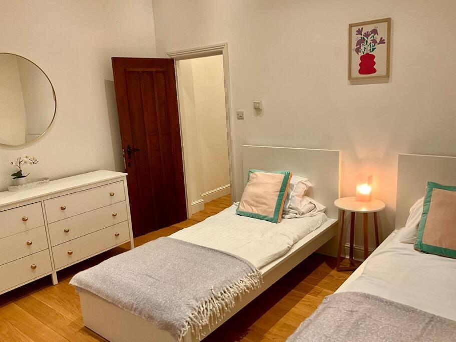 Magical Church Conversion In Watford Watford  Ngoại thất bức ảnh